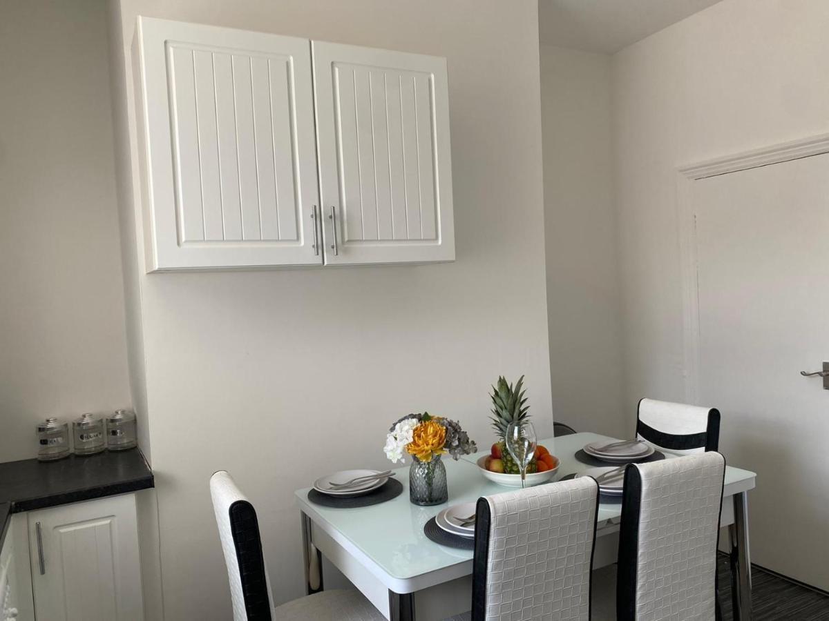 Cosy Cheerful 2 Bedrooms Near Piccadilly, Etihad Stadium Sleeps Up To 5 Mánchester Exterior foto