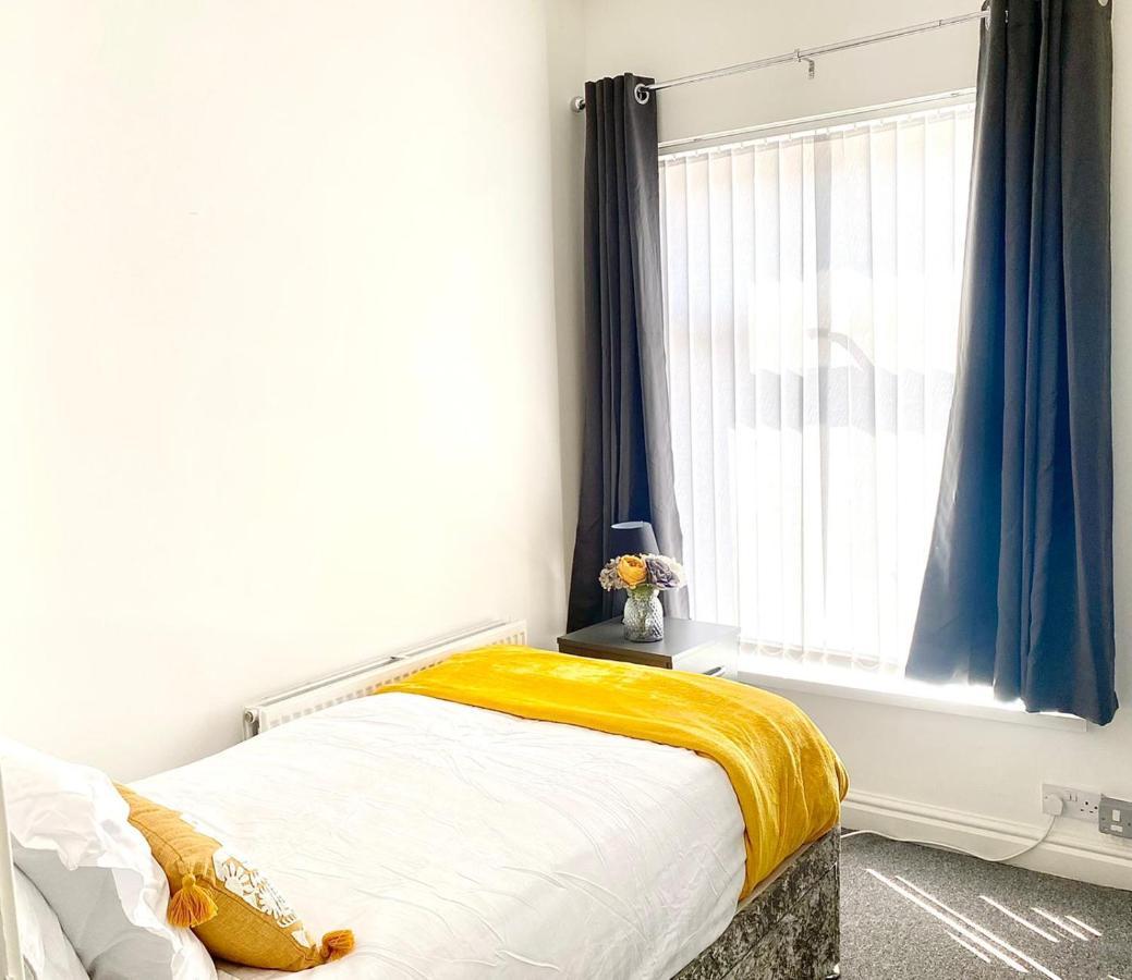 Cosy Cheerful 2 Bedrooms Near Piccadilly, Etihad Stadium Sleeps Up To 5 Mánchester Exterior foto